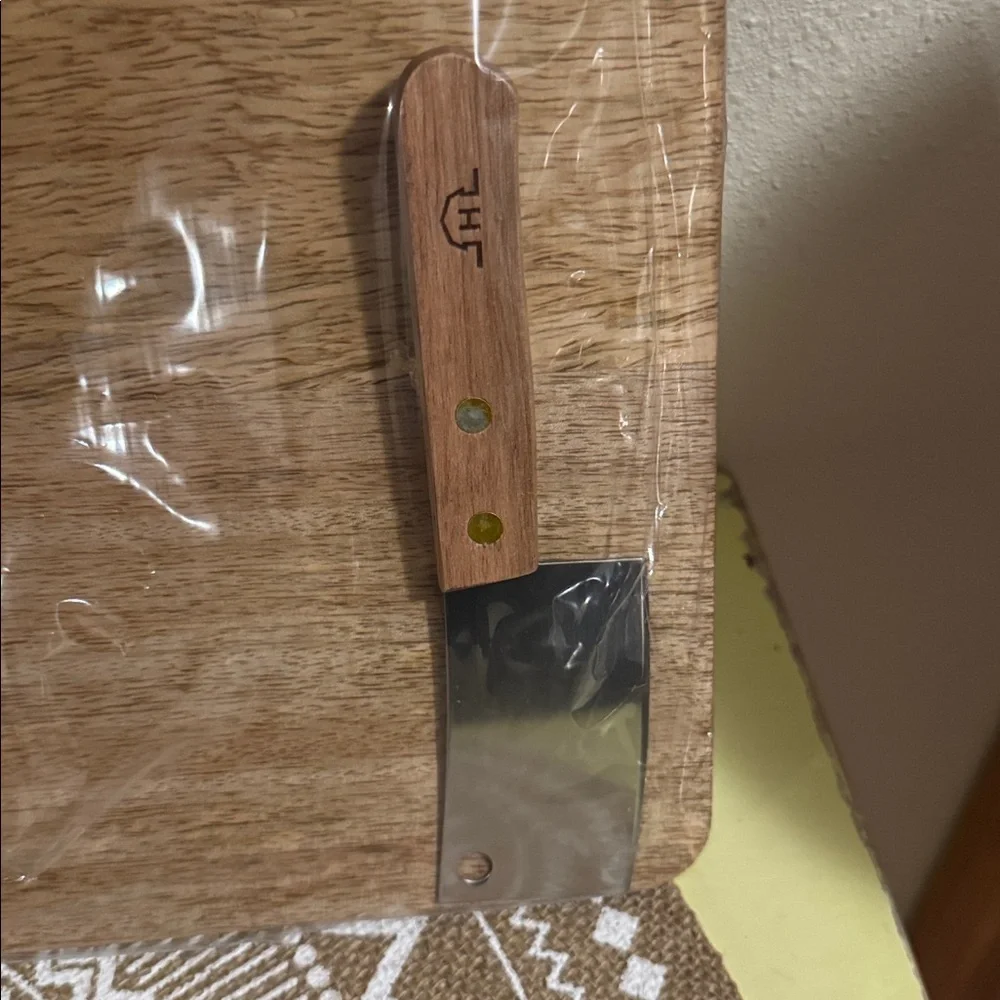 🆕 Hickory Farms Wooden Cutting Board with Knife Set